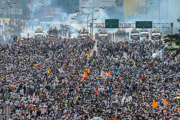 تشهد فنزويلا احتجاجات ضخمة ضد الرئيس نيكولاس مادورو، بسبب الأزمة الاقتصادية الخانقة (فيديريكو بارا/ أ.ف.ب)