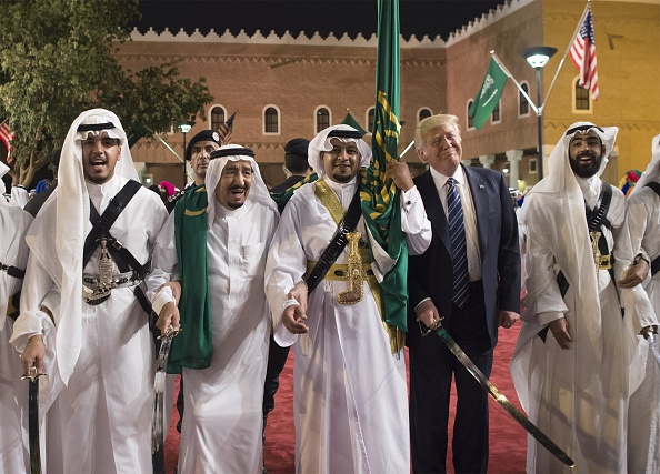 ترامب يرقص بالسيف مع العاهل السعودي (بندر الجلود/ الأناضول)