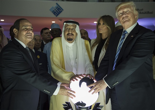 سلمان بن عبدالعزيز ودونالد ترامب وعبدالفتاح السيسي، يفتتحون مركز مكافحة التطرف والإرهاب في الرياض (بندر الجلود/ الأناضول)