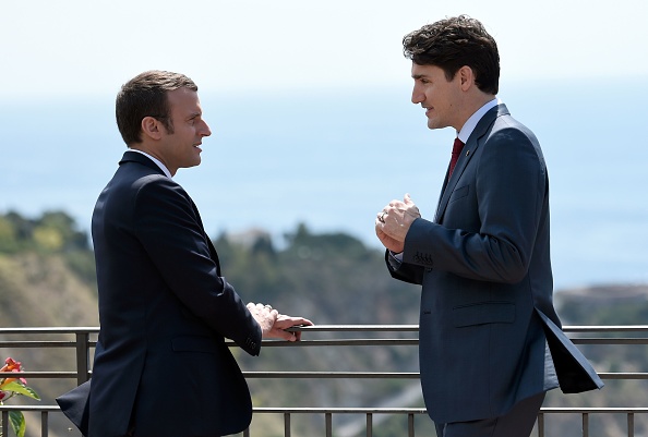 رئيس الوزراء الكندي جاستن ترودو والرئيس الفرنسي إيمانويل ماكرون على هامش قمة السبع الكبار (ستيفان دي ساكوتين/ أ.ف.ب)