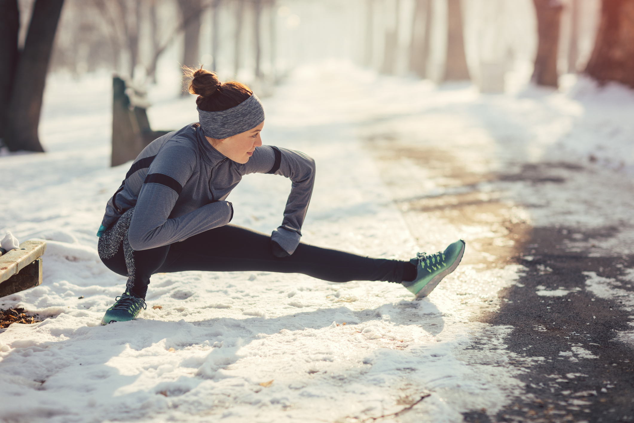 Do sport the winter. Пробежка зимой. Бег зима. Спорт на улице зимой. Зарядка на улице зимой.