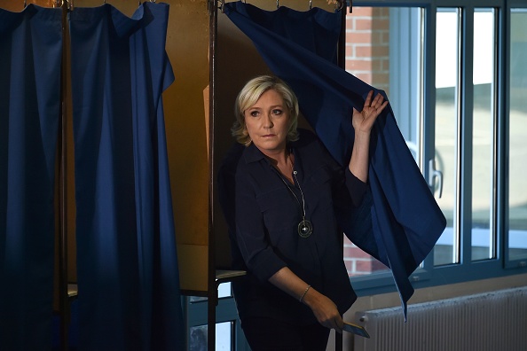مارين لوبان تدلي بصوتها في الدورة الأولة للانتخابا التشريعية الفرنسية (أ.ف.ب)