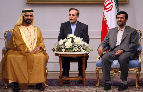 رئيس الوزراء الإماراتي محمد بن راشد والرئيس الإيراني السابق أحمدي نجاد في طهران (بهروز مهري/ أ.ف.ب)