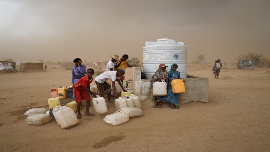 يعاني 15 مليون يمني من نقص حاد في المياه الصالحة للشرب (Getty)