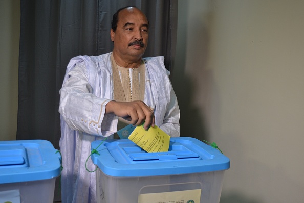 الرئيس الموريتاني يُصوت في الاستفتاء الأخير على التعديلات الدستورية (أ.ف.ب)