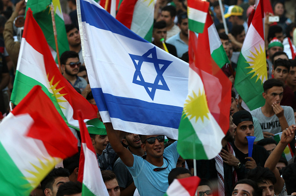 العلم الإسرائيلي خلال إحدى المؤتمرات في أربيل لحث الأكراد على التصويت في الاستفتاء (سافين حامد/ أ.ف.ب)