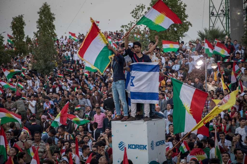 رفع العلم الإسرائيلي كثيرًا خلال الأيام الماضي في تجمعات الأكراد بأربيل (يونس محمد/ Getty)