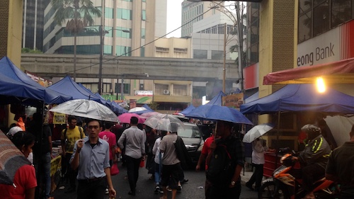 خيام في الأسواق الشعبية للحماية من الأمطار (الترا صوت) 