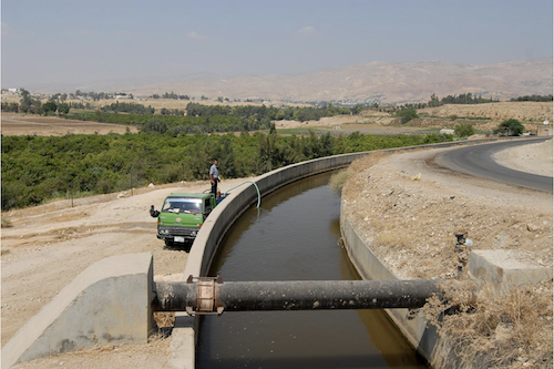قناة مياه ومياه للصرف الصحي في عمان (جورغ بويتلينغ / Alamy)