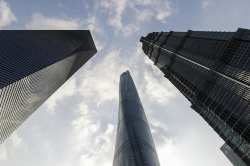 برج شانغهي في الوسط بجوار مركز شانغهاي المالي العالمي وبرج جينماو (كيلاي شين/Bloomberg)