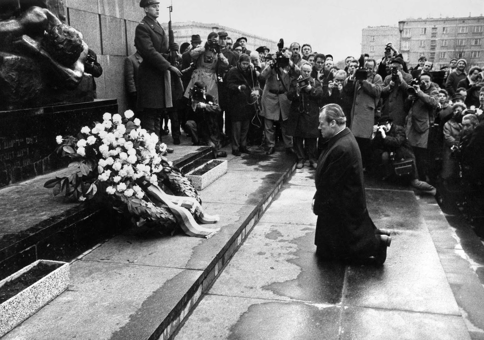 المستشار الألماني ويلي برانديت، أمام نصب تذكاري خاص بانتفاضة وارسو
