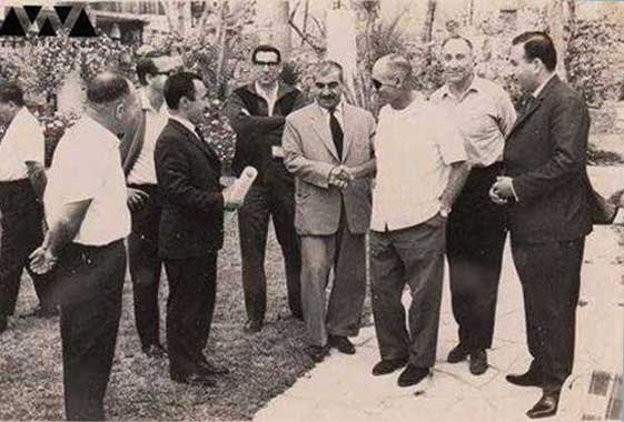 مصطفى برزاني (يسار) مع وزير الدفاع الإسرائيلي (يمين) موشيه ديان في منزله، عام 1968