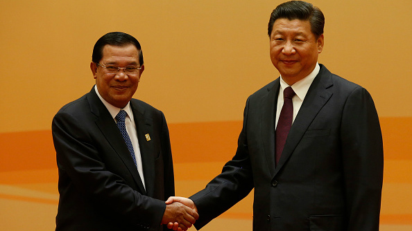 الرئيس الصيني (يمين) مع رئيس الوزراء الكمبودي هون سين ببكين (Getty)