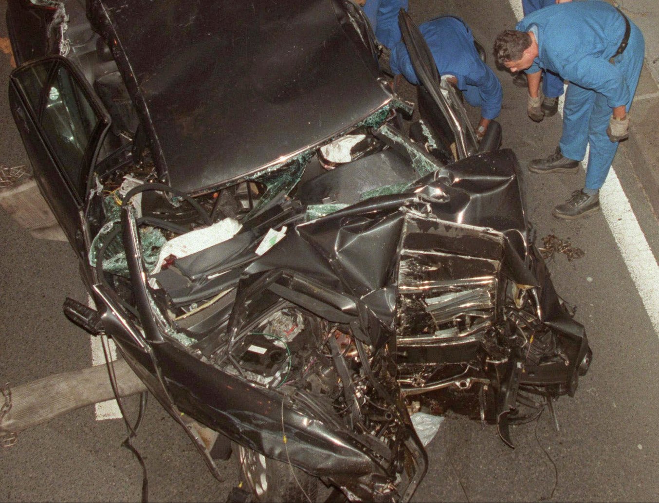 صورة لسيارة الأميرة ديانا عقب الحادث (أ.ف.ب)
