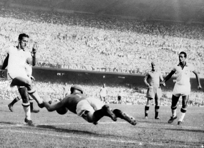 حارس السويد أمام المهاجم البرازيلي كأس العالم 1950
