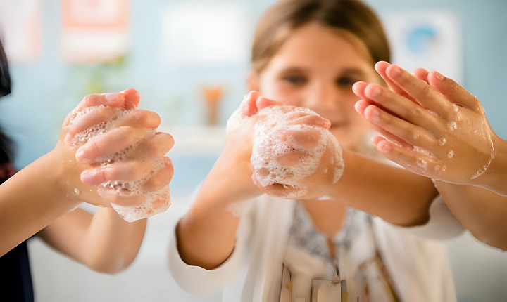 صورة لتعليم الأطفال غسل اليدين