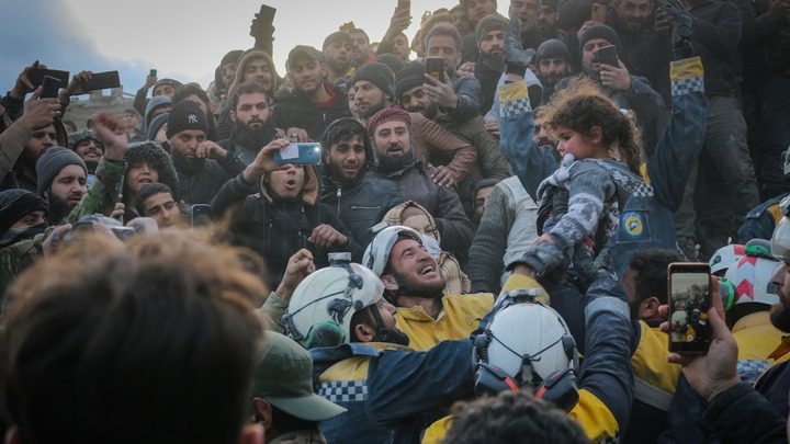 رجال الدفاع المدني السوري (الخوذ البيضاء) يحتفلون بإنقاذ طفلة من تحت الأنقاض