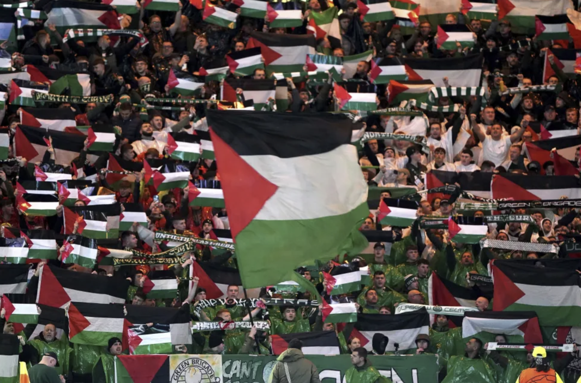 جماهير نادي سيلتيك الأسكتلندي يرفعون علم فلسطين