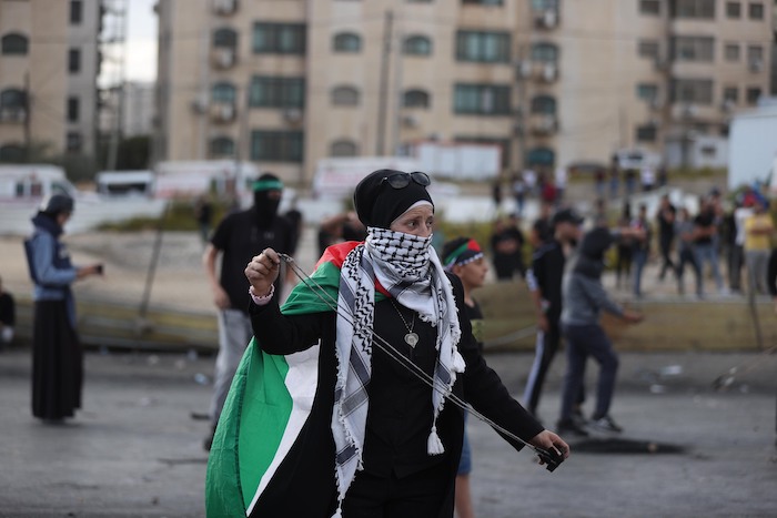 فلسطينيون في مواجهات بالحجارة في رام الله