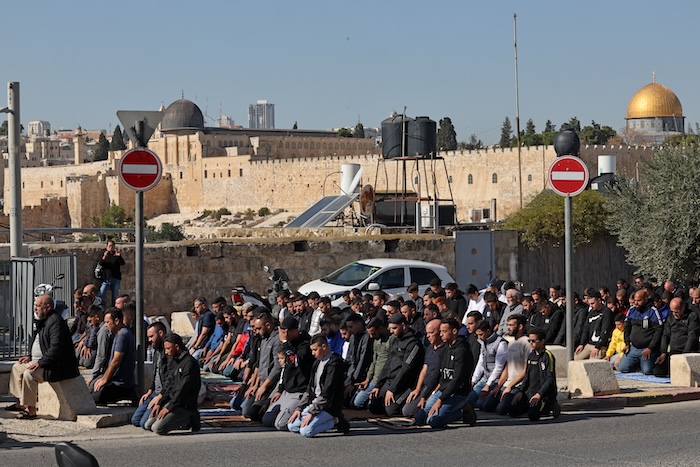 فلسطينيون يؤدون صلاة الجمعة في شارع أغلقته قوات الاحتلال في القدس، 1 كانون الأول/ديسمبر 2023