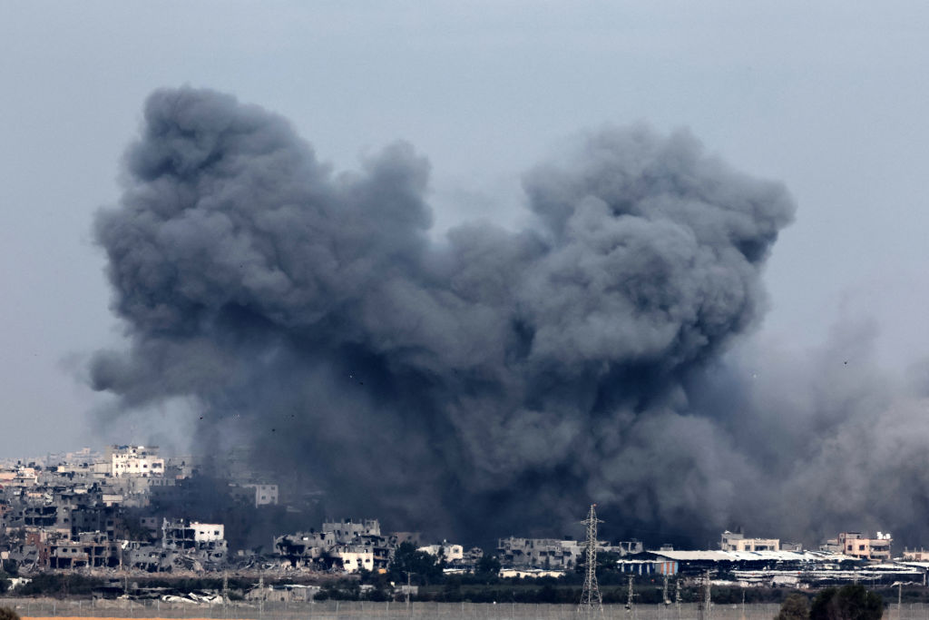 دخان يتصاعد بعد غارة إسرائيلية