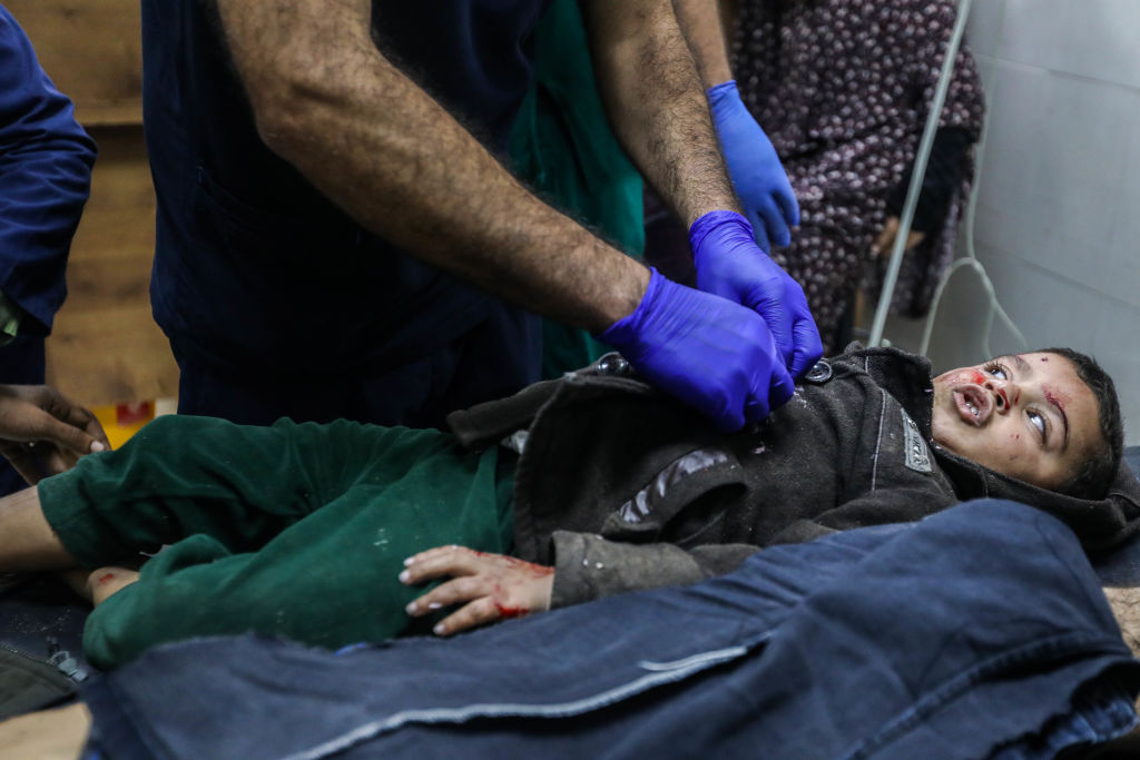 طفل مصاب في مستشفى ناصر بمدينة خان يونس جنوب قطاع غزة