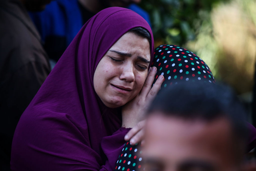 فلسطينية تبكي أحد أفراد عائلتها