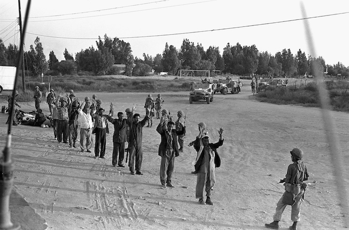القوات الإسرائيلية بفحص الجنود المصريين والفلسطينيين الذين تم أسرهم في بداية حرب الأيام الستة في 5 يونيو 1967 في رفح، قطاع غزة
