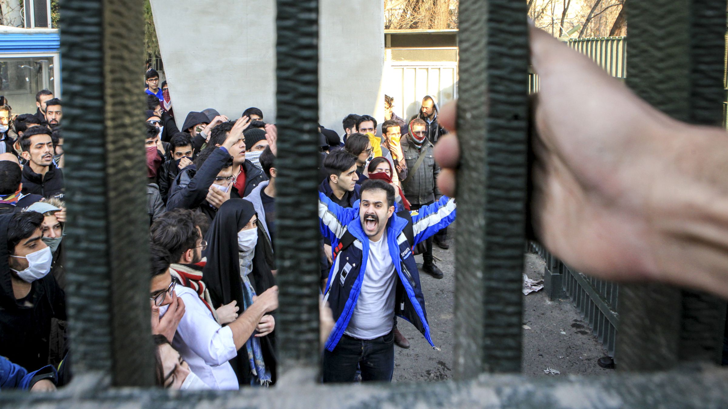 لدى المتظاهرون الإيرانيون شعورًا بالإحباط لزيادة الفقر والبطالة انتشار الفساد (أسوشيتد برس)