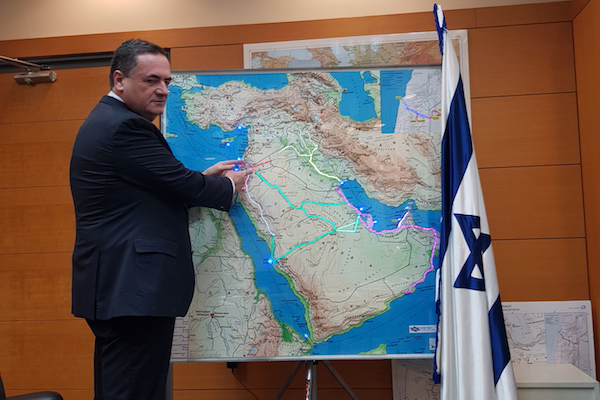 صورة للوزير الإسرائيلي إلى جانب مخطط مشروع سكة حديد تربط بين إسرائيل والأردن والسعودية والإمارات والبحرين