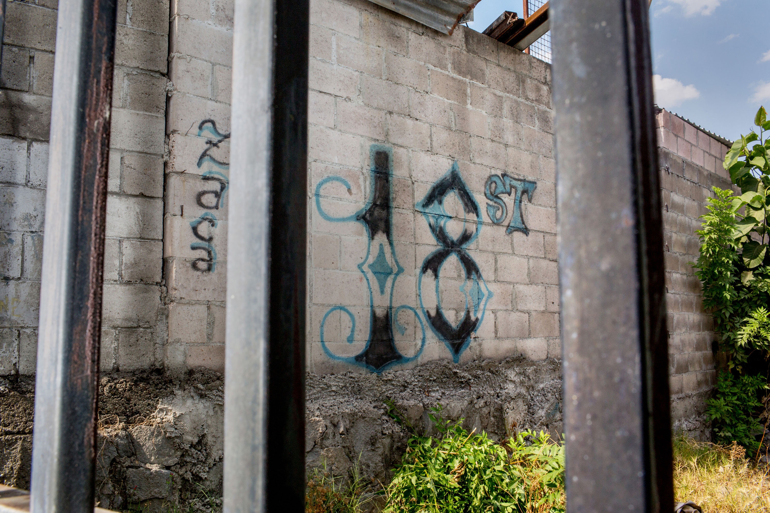 شعار عصابة "باريو 18" في مدينة زاكاميل (ناتالي كيسار/ ذا إنترسيبت)