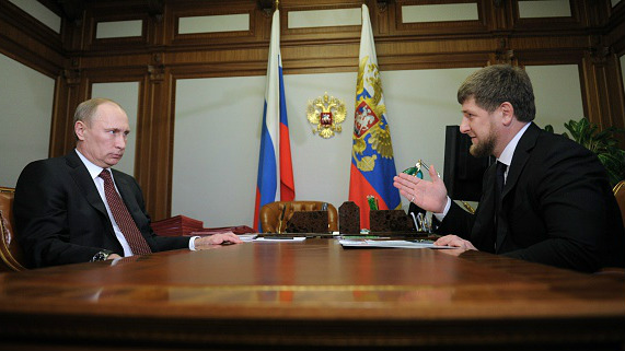 الرئيس الشيشياني قديروف والرئيس الروسي بوتين (أ.ف.ب)
