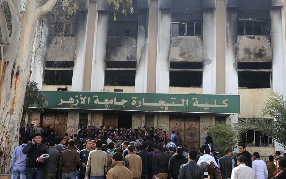 اشتعال مبنى كلية تجارة بجامعة الأزهر في 2013، برصاص قوات الأمن وقنابل الغاز المسيل للدموع (رويترز)
