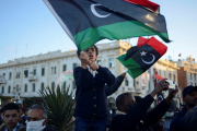 يطالب المحتجون في ليبيا بعدم المماطلة في إجراء انتخابات (رويترز)