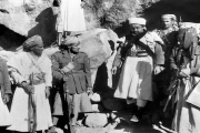  سيف الإسلام حسن (وسط) وشقيق الإمام محمد البدر في جبال الهشوة شرق صعدة 