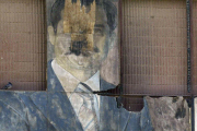  بقايا ملصق عملاق لصدام حسين في بغداد 2006