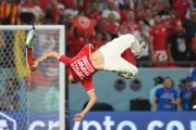 مشجع تونسي يدخل ملعب المدينة التعليمية خلال مباراة تونس وفرنسا (Getty)