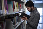 طالب عربي في تركيا يقرأ في مكتبة