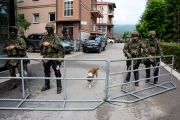 جنود قوة كوسوفو أمام مبنى بلدية زفيشان (GETTY)
