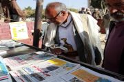 (Getty) يمنيون يطالعون عناوين الصحف المحلية 