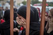 فلسطينية تبكي حزنًا على استشهاد أحد أفراد عائلتها