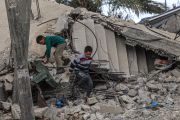 أطفال فوق أنقاض المباني المدمرة في غزة