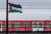 علم فلسطين على أعمدة الإنارة في تاور هامليتس