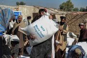 أفغاني يحمل كيس دقيق في قندهار