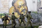 جدارية لمروان البرغوثي (AFP)