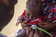 فحص حجم ذراع طفل سوداني لاجئ يعاني من سوء التغذية
