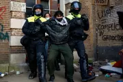 تدخلت الشرطة الهولندية بشكل عنيف ضد طلبة الجامعة (رويترز)