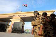 امتنعت مصر عن اتخاذ موقف حاسم من احتلال معبر رفح (رويترز)
