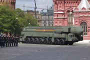 أعلنت وزارة الدفاع الروسية، اليوم الإثنين، أن روسيا تعتزم إجراء مناورات تحاكي استخدام أسلحة نووية تكتيكية، وذلك بعد أيام من رد فعل الكرملين "الغاضب" على تصريحات مسؤولين غربيين كبار بشأن الحرب في أوكرانيا.