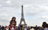الدمية "أمل الصغيرة" التي ترمز لطفلة سورية لاجئة في باريس (Getty)